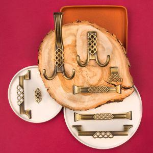 Фото: Крючок мебельный трехрожковый атласная бронза KR-0300-MAB.