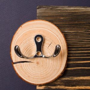 Крючок мебельный двухрожковый, цвет хром глянец - KR0010. Фото.